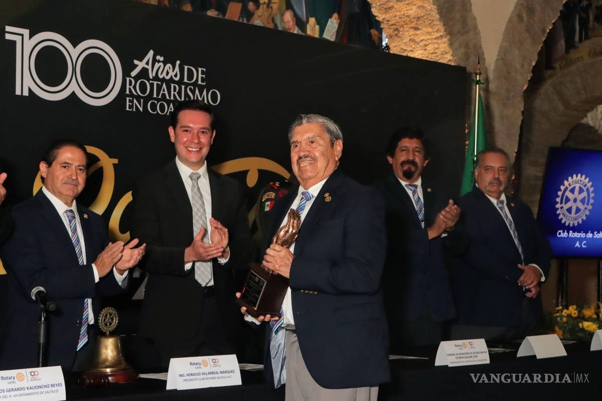 $!El profesor Ciro López recibió la presea en honor a Don Eduardo M. Suees, impulsor de la formación musical infantil en el estado.