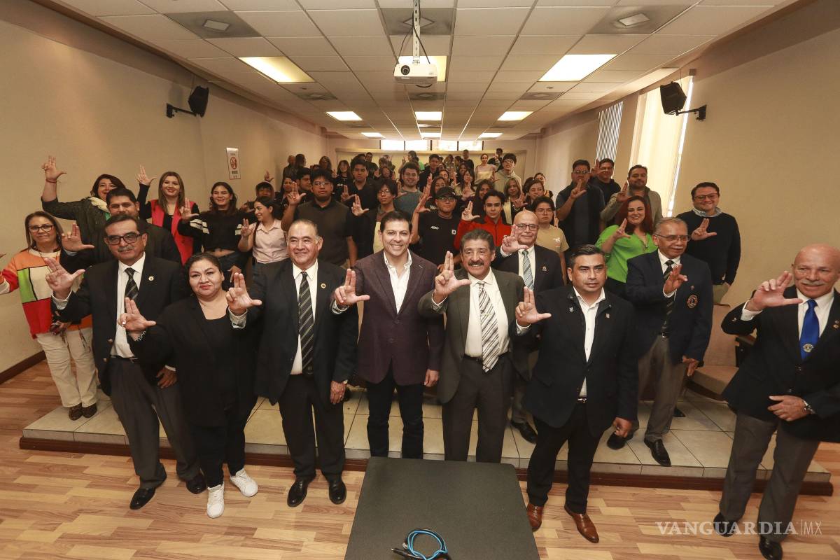 $!Autoridades universitarias, representantes del Club de Leones y estudiantes atestiguan la firma del convenio que fortalecerá los programas de salud para la comunidad saltillense.