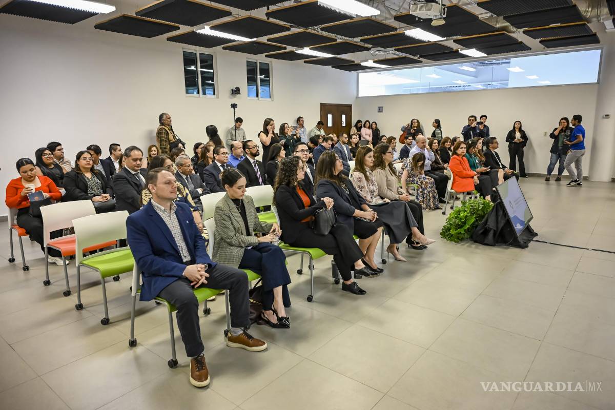 $!Funcionarios y representantes de instituciones que integran el Comité Coordinador del Sistema Anticorrupción de Coahuila, durante la presentación del informe anual de avances y resultados.