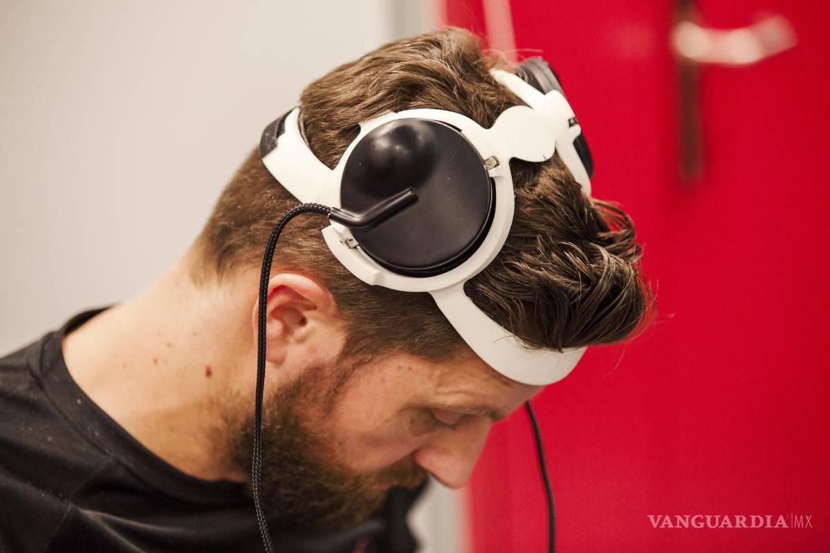 Recupera hombre paralítico movilidad con implantes en el cerebro y la columna