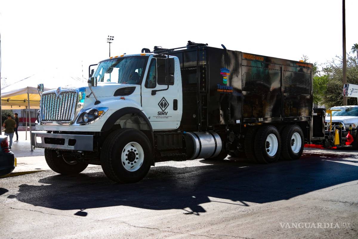 $!Entrega Jorge Zermeño una máquina microcarpeteadora al Sistema Integral de Mantenimiento Vial de Torreón