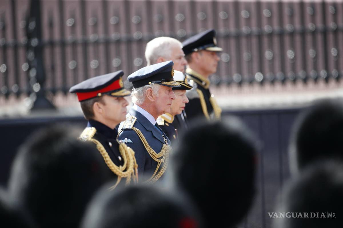 $!(2i-d) el rey Carlos III de Gran Bretaña acompañado por la princesa Ana, la princesa real; el príncipe Andrés, duque de York; y el príncipe Eduardo, conde de Wessex.