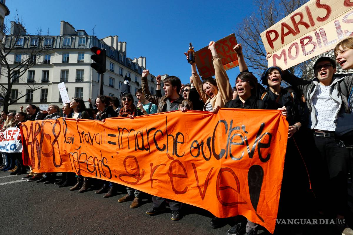 Hollande sube el sueldo a los funcionarios para aliviar la protesta social