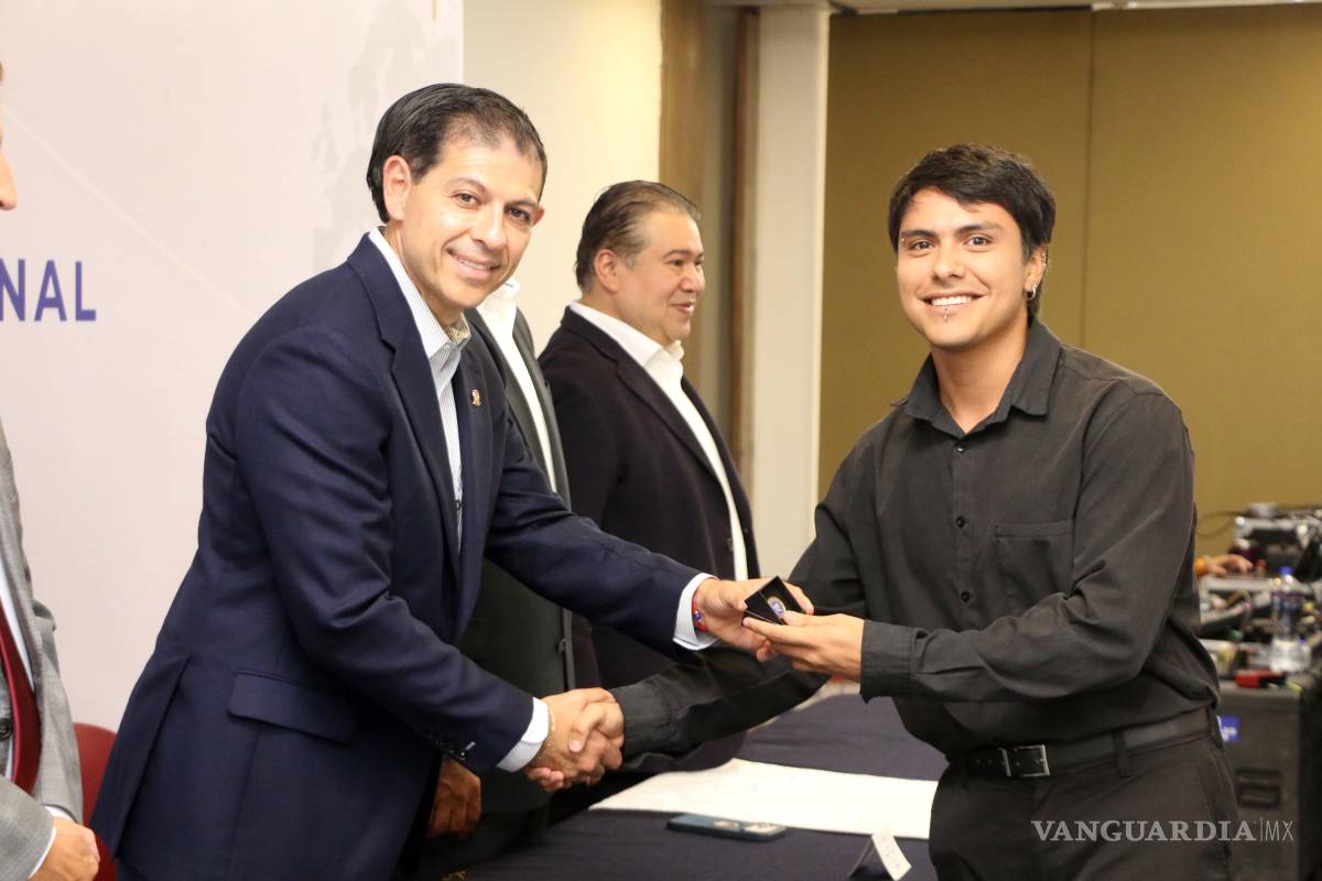 $!Autoridades universitarias reconocieron a quienes buscan su crecimiento educativo.
