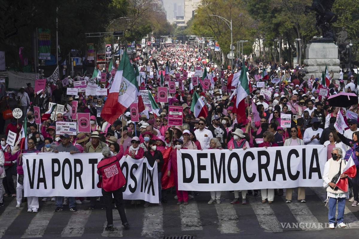 $!Manifestantes participan en una marcha organizada por organismos ciudadanos que exigen que se respete a la autoridad electoral en las próximas elecciones.