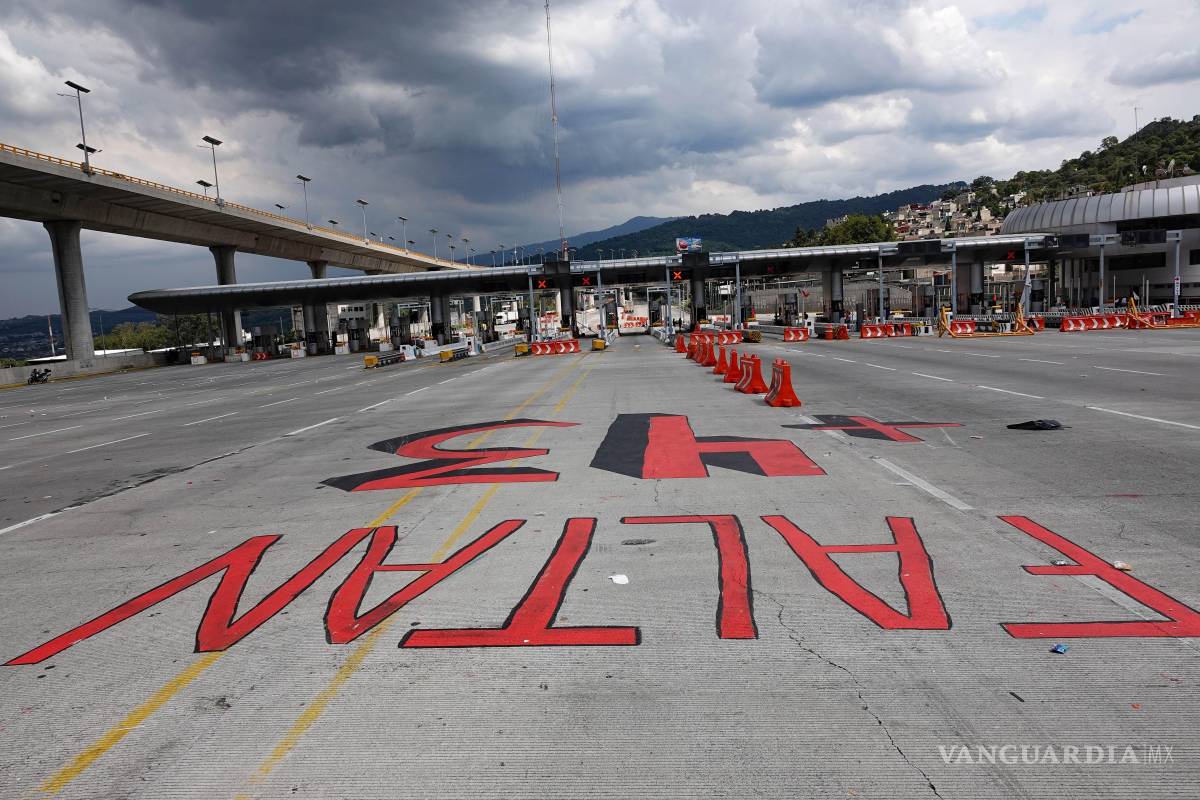 $!CIUDAD DE MÉXICO, 12JUNIO2026.- Normalistas de Ayotzinapa realizaron pintas y destrozaron en las casetas de cobro de entrada y salida de la Autopista México-Cuernavaca luego de que se les impidiera el paso a la ciudad, lo que origino un bloqueo y posteriormente los daños materiales. FOTO: ROGELIO MORALES /CUARTOSCURO.COM