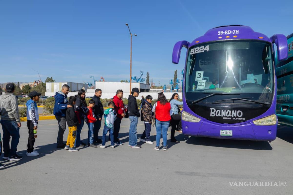 $!La comitiva de 160 personas provenientes de Saltillo arribó al Estadio BBVA como parte de las acciones municipales para impulsar el deporte y la convivencia familiar.