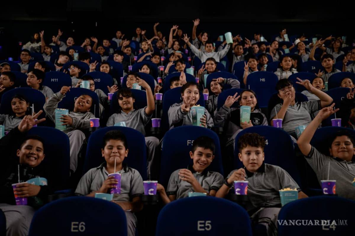 $!Niñas y niños de la Escuela Sor Juana Inés de la Cruz participaron en una función especial que marcó el inicio de la colaboración entre el DIF Saltillo y la cadena cinematográfica.