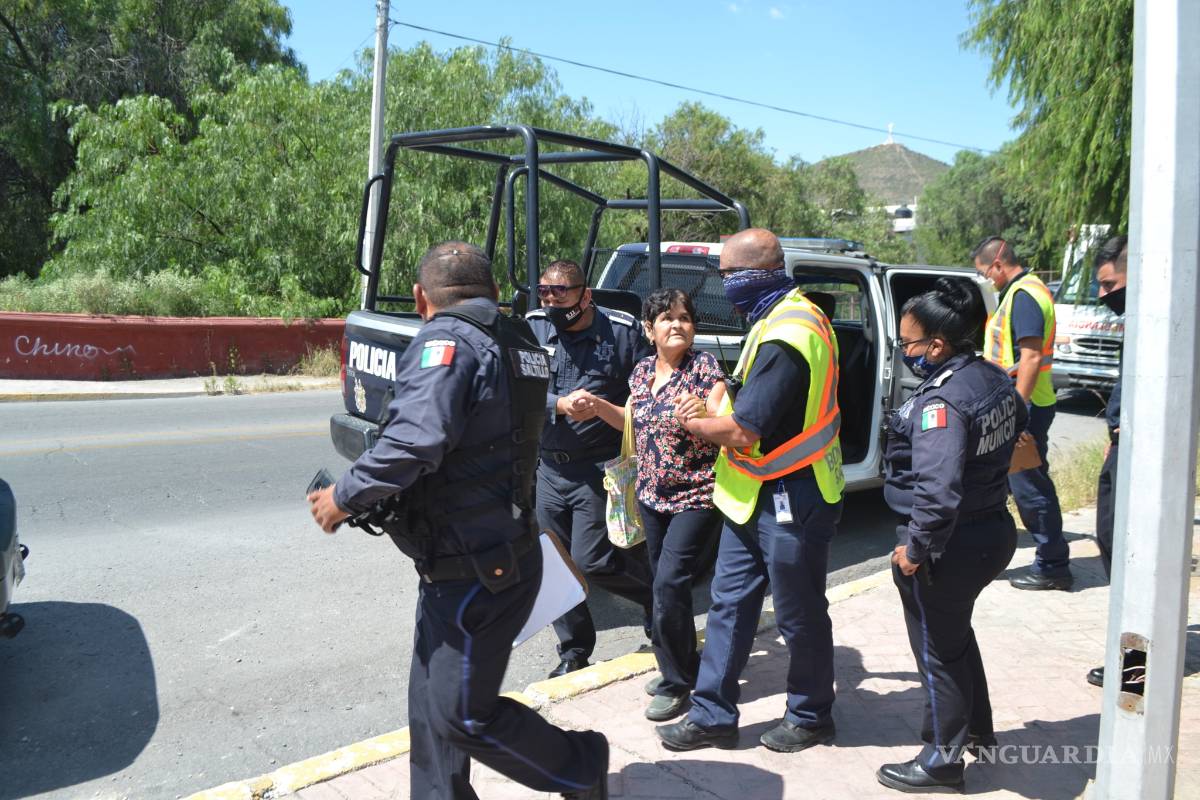 Eviten policías y ciudadanos que mujer se lance al vacío en la Zona Centro de Saltillo