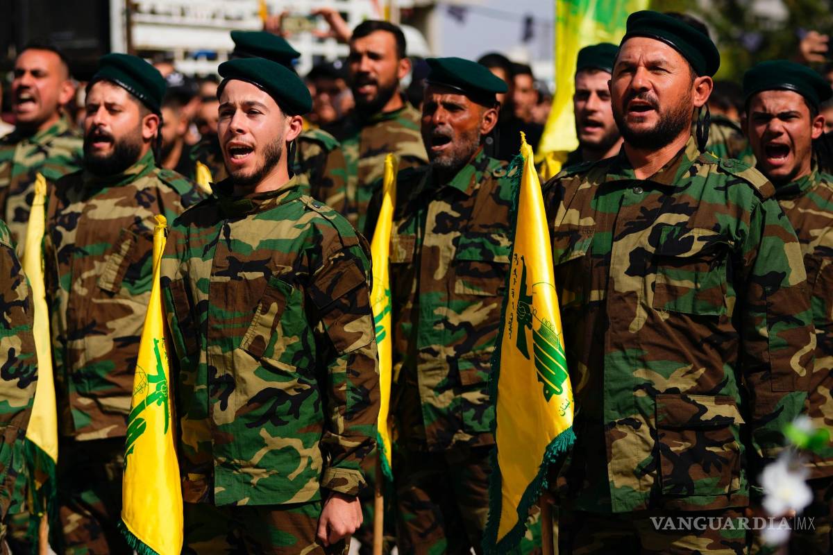 $!Los combatientes de Hezbollah gritan consignas mientras asisten a la procesión fúnebre del combatiente, Bilal Nemr Rmeiti, asesinado por bombardeos israelíes.