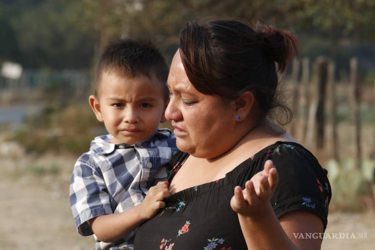 $!Madre e hijo en plegaria para el fin del incendio en Sierra Hermosa.