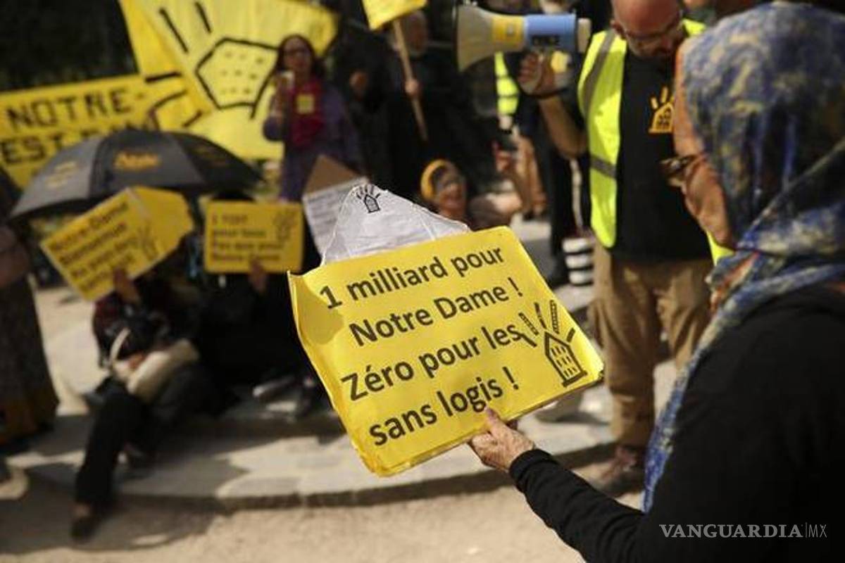 Pobres de Francia protestan por las multimillonarias donaciones a Notre Dame