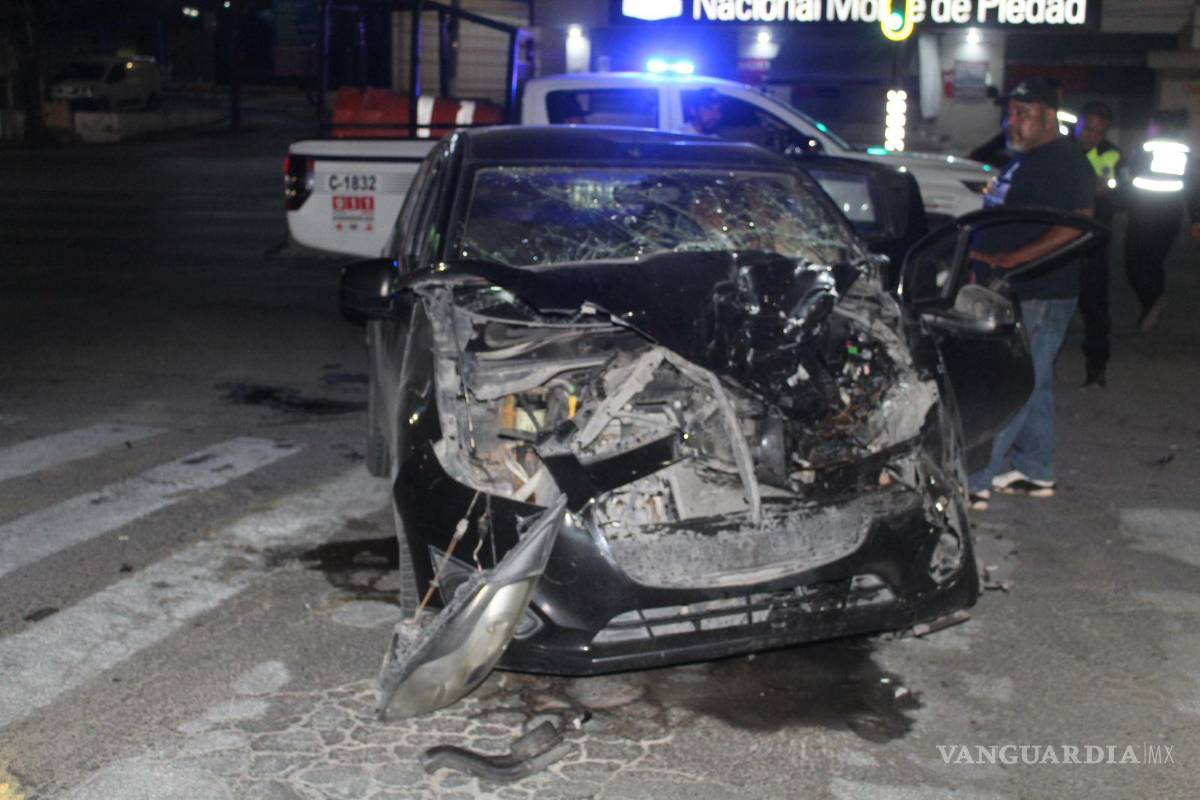$!El percance se registró durante la noche en el cruce con la calle Humberto Hinojosa, luego de que una camioneta intentara realizar un retorno en un área prohibida, lo que derivó en el impacto con un Chevrolet Spark.