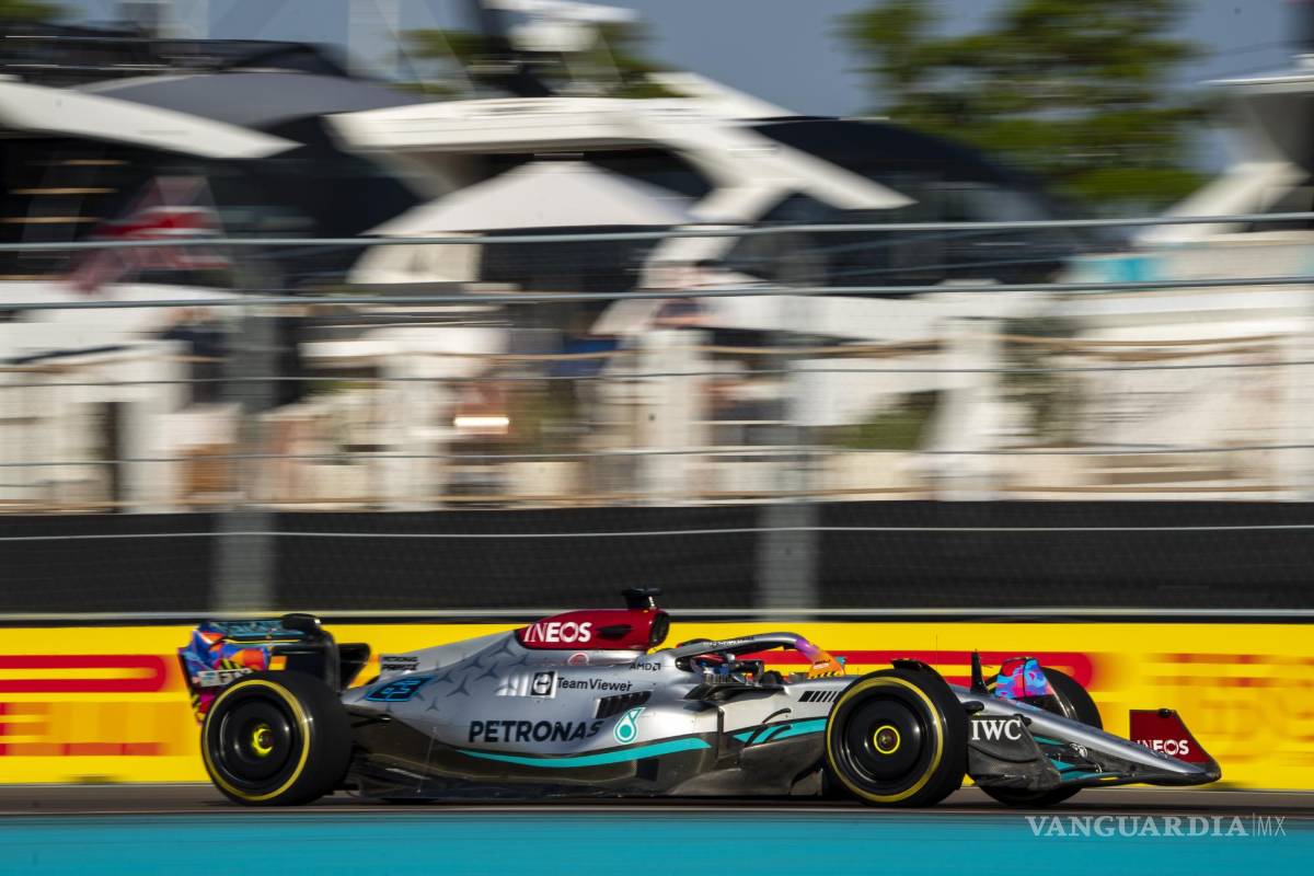 $!El piloto británico George Russell de Mercedes-AMG Petronas en acción durante los entrenamientos libres 2 del Gran Premio de Fórmula Uno de Miami.