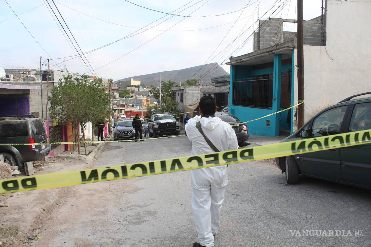 $!Peritos de la FGE recogieron evidencias en las viviendas cercanas a la escena del crimen, buscando esclarecer los detalles del trágico incidente.