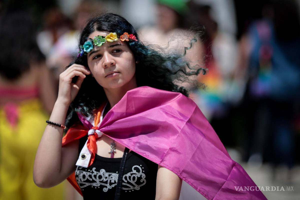 $!Una participante se une a la Marcha de lesbianas, gays, bisexuales, transexuales, intersexuales, queer+ (LGBTIQ+) en la Praca da Republica de Oporto, Portugal.