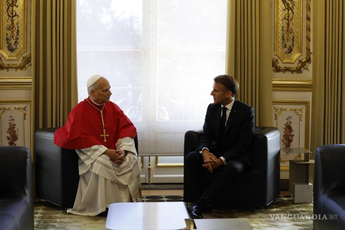 $!l papa León XIV (izq.) se reúne con el presidente francés Emmanuel Macron (der.) en el Palacio del Elíseo en París, Francia.