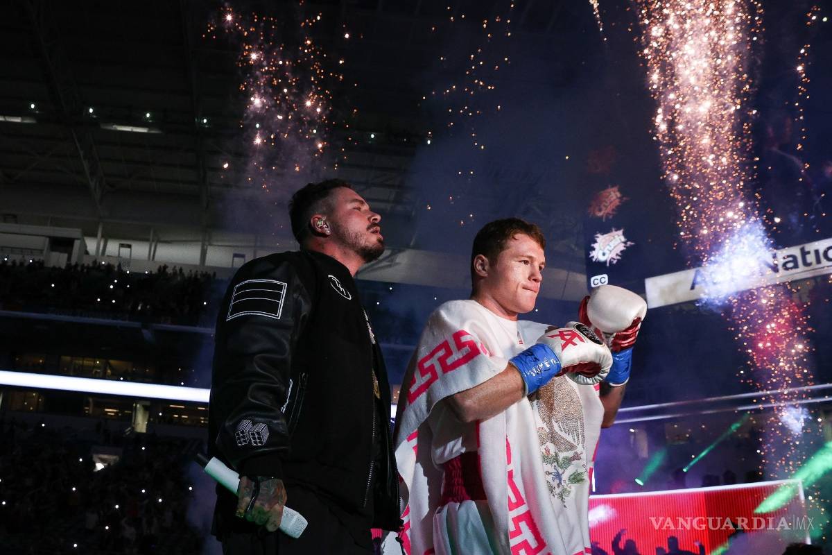 'Canelo' Álvarez vuelve a salir con sarape hecho en Saltillo