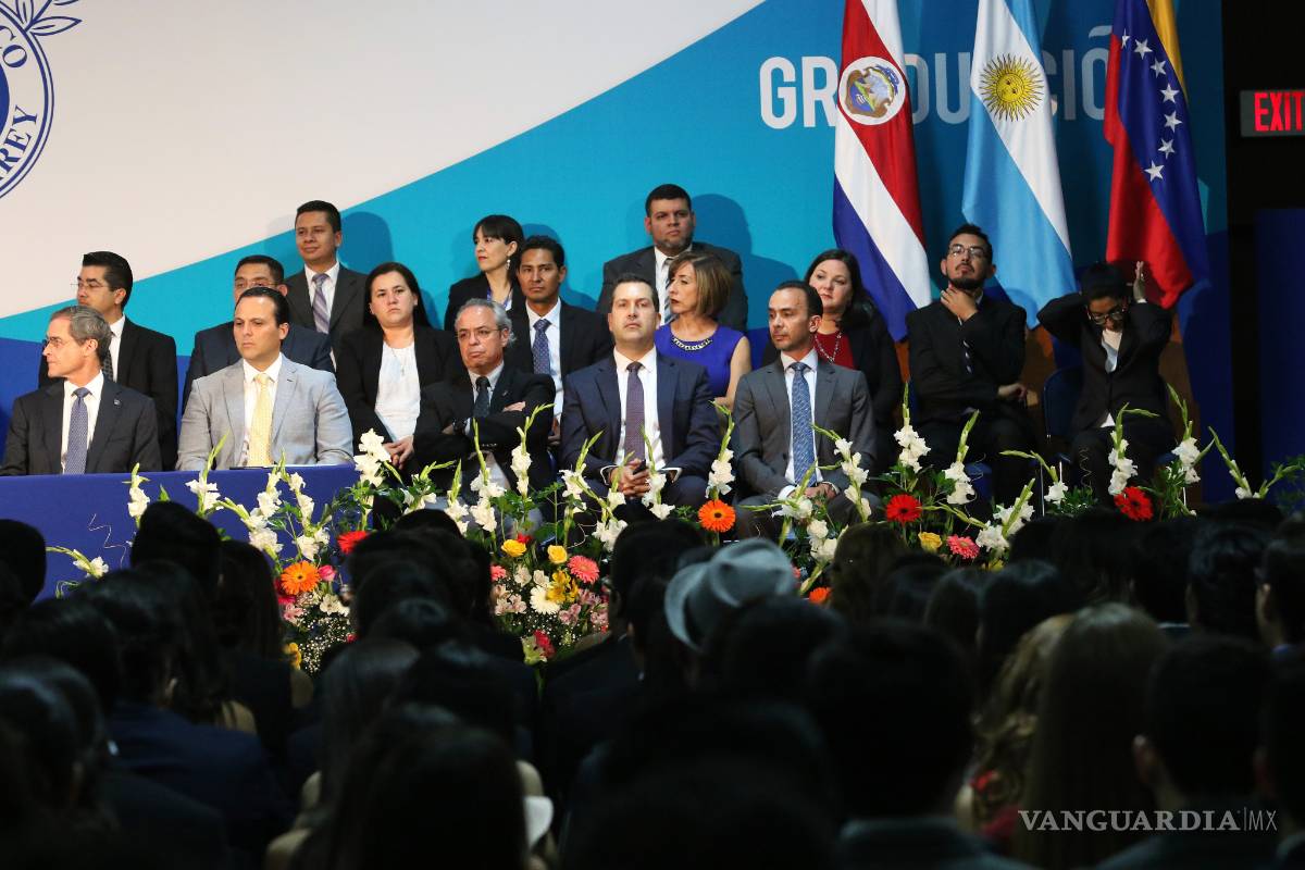 $!Festejan alumnos del ITESM su graduación