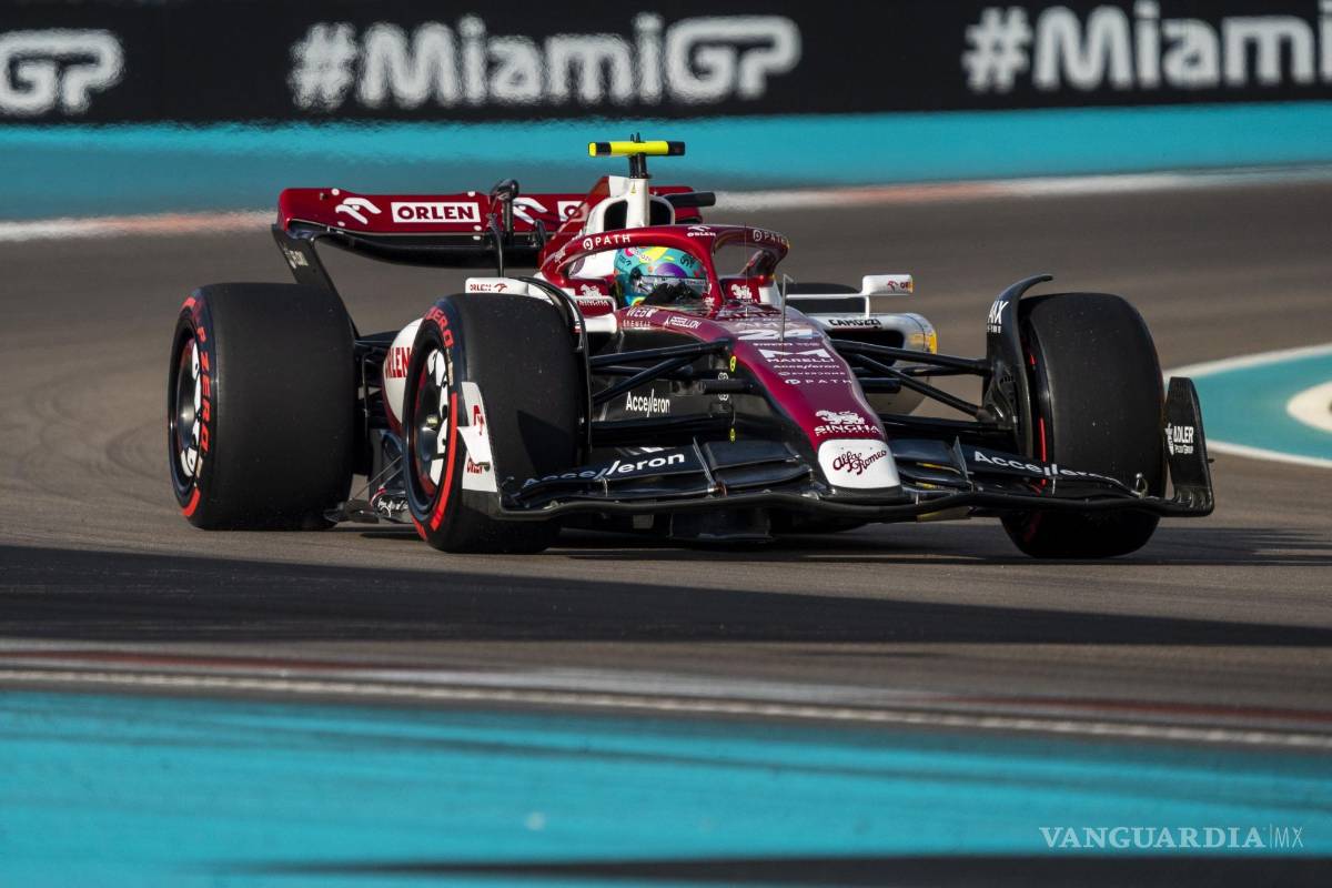 $!El piloto chino Guanyu Zhou de Alfa Romeo Racing ORLEN en acción durante los entrenamientos libres 2 del Gran Premio de Fórmula 1 de Miami.