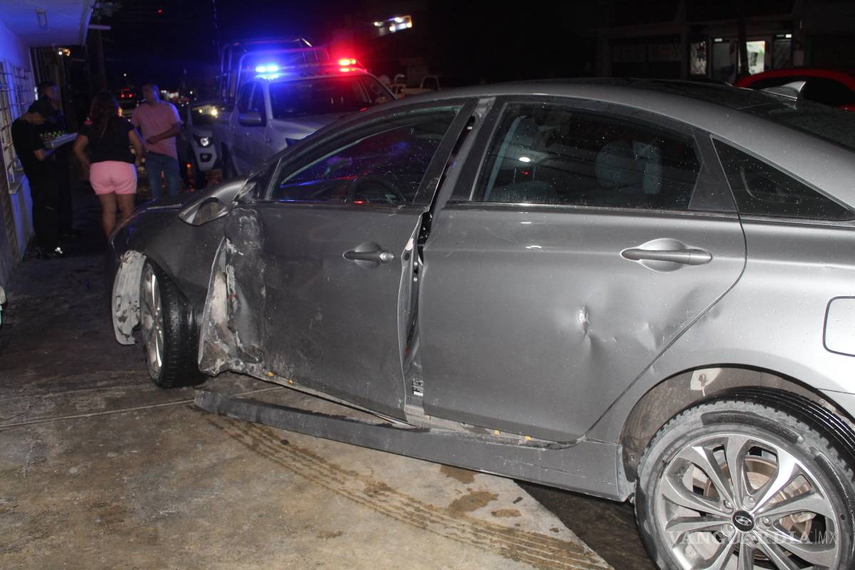 Conductor da vuelta y se estrella con motociclista, en Saltillo