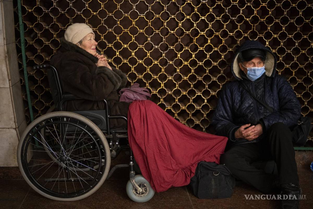 Ante el asedio ruso, ucranianos buscas refugio en el metro y en sótanos