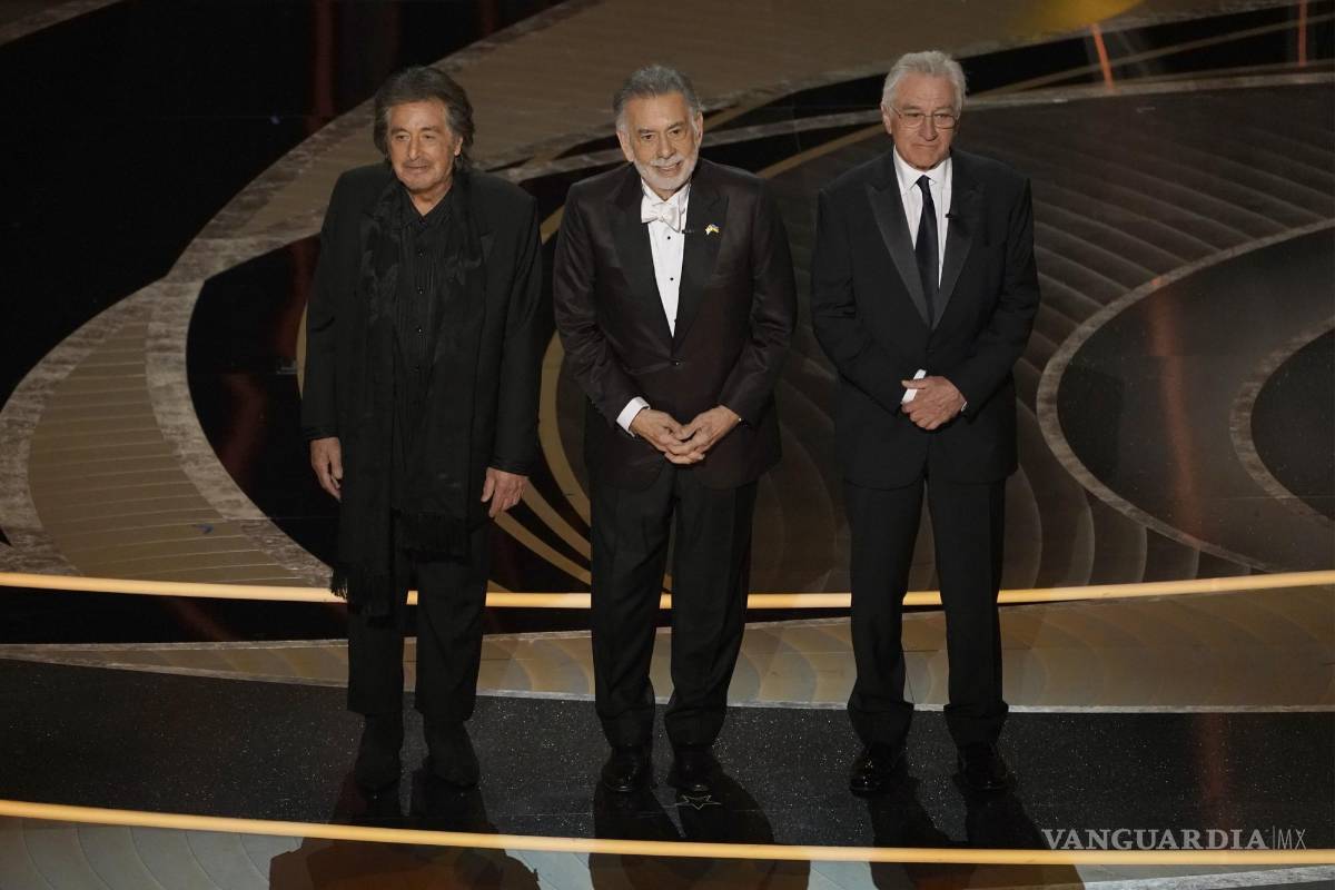 $!Al Pacino, Francis Ford Coppola y Robert De Niro se reunieron para celebrar los 50 años de “El Padrino” durante la ceremonia de los Oscar.