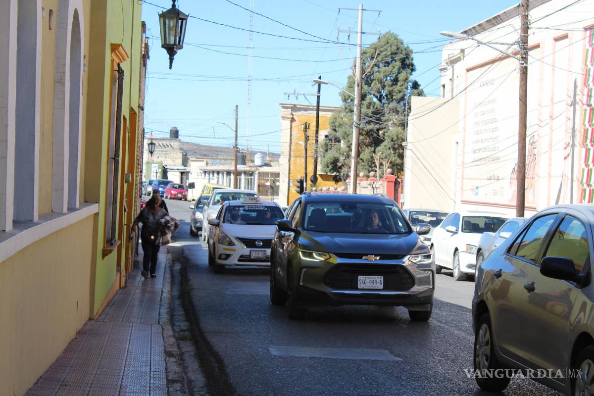 $!Banquetas angostas. Espacio privilegiado para autos en la calle Ramos Arizpe en el Centro de Saltillo.