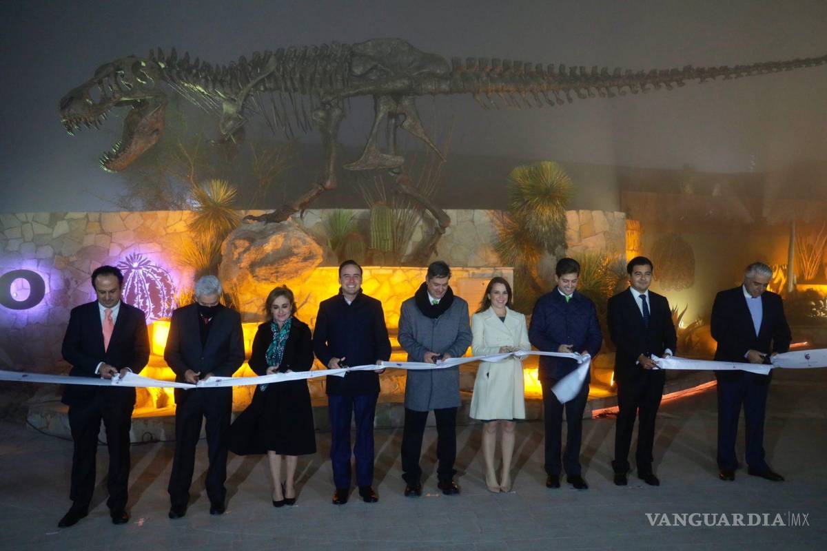 $!Manolo Jiménez, alcalde de Saltillo y representantes del MUDE acudieron a la instalación, donde cortaron el listón de instalación.