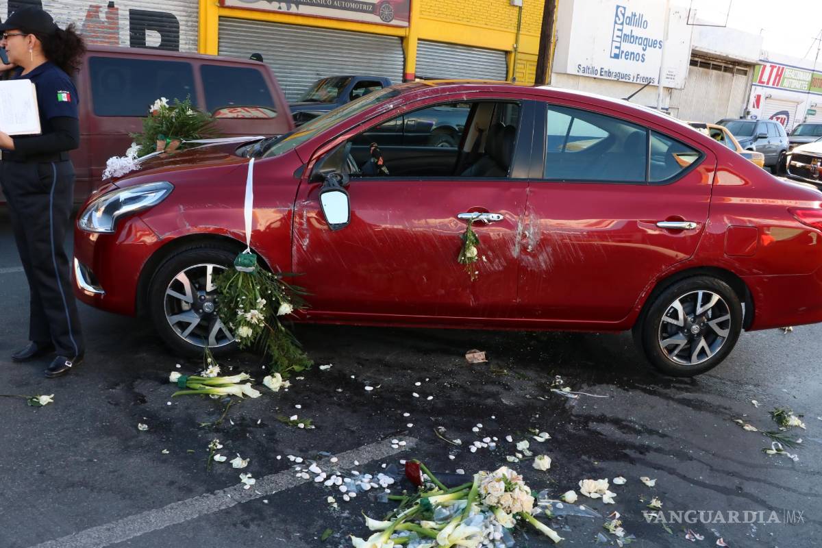 Chofer se accidenta en Saltillo, novios se quedan sin coche