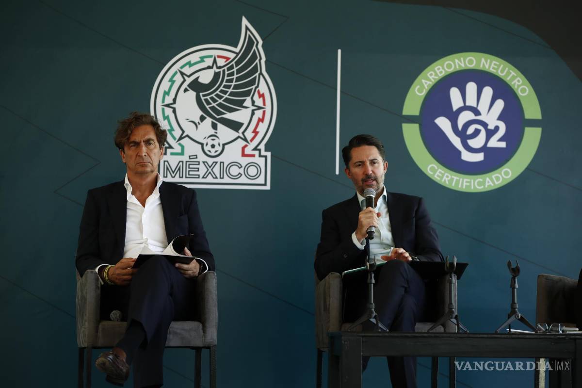 $!El presidente de la Federación Mexicana de Fútbol (FMF), Yon de Luisa (d), y el presidente de CO2 Solutions, José Alonso Lanseros (i).