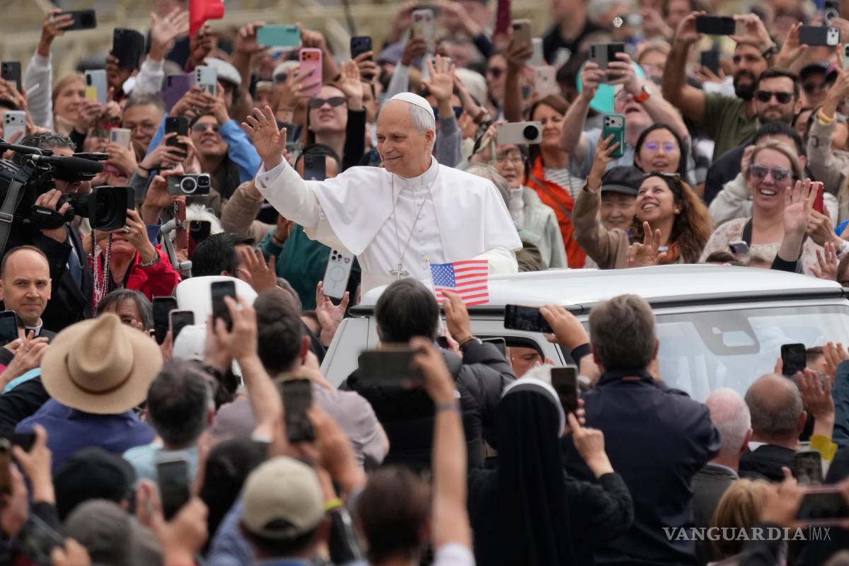 $!El papa León XIV llega a su audiencia general seminal en la Plaza de San Pedro, en el Vaticano.