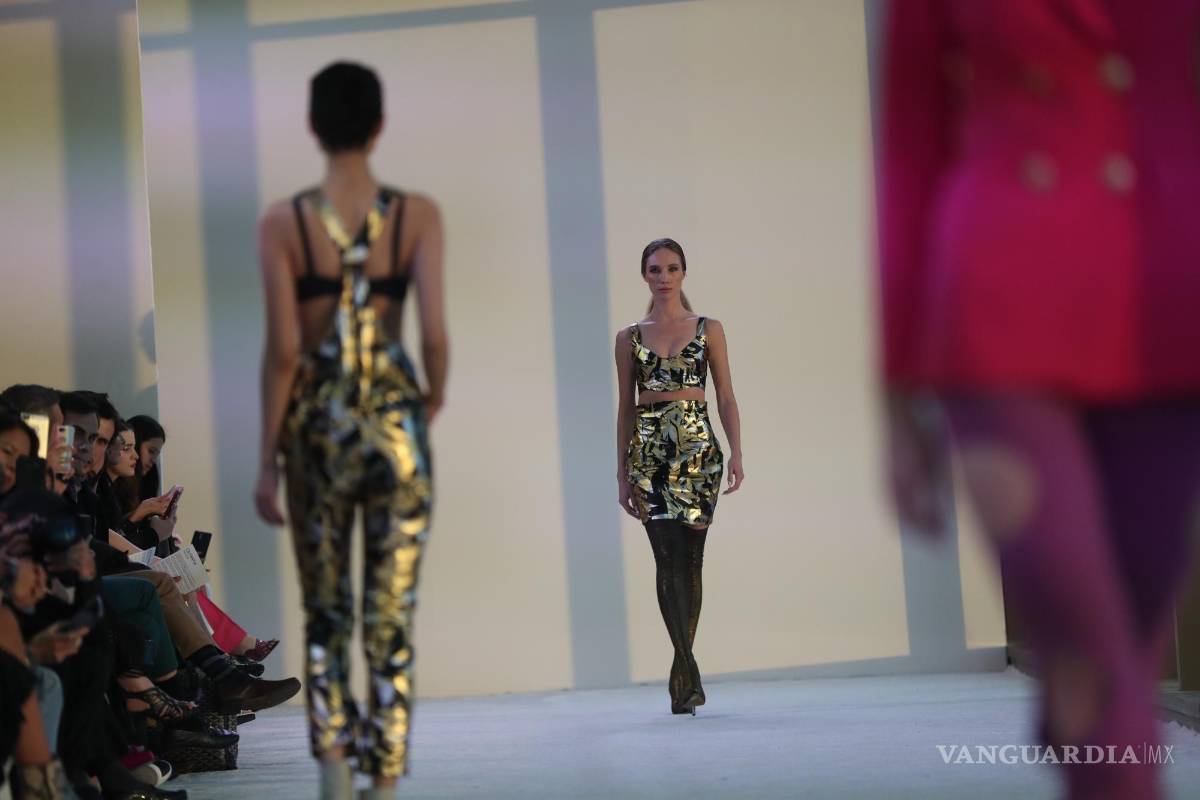 $!Una modelo luce creaciones de la diseñadora mexicana Alexia Ulibarri en el segundo día de actividades del Mercedes-Benz Fashion Week, en CDMX.