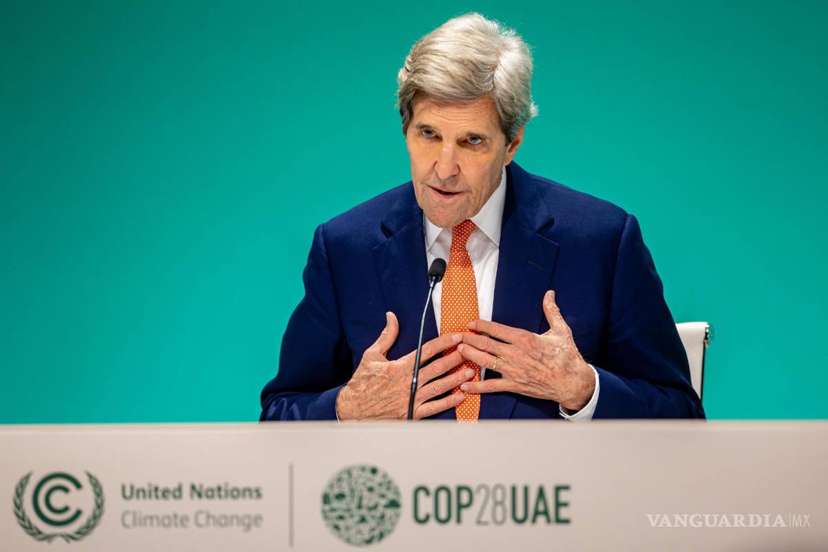 $!El enviado presidencial especial de Estados Unidos para el clima, John Kerry, habla en una conferencia de prensa en Dubai.
