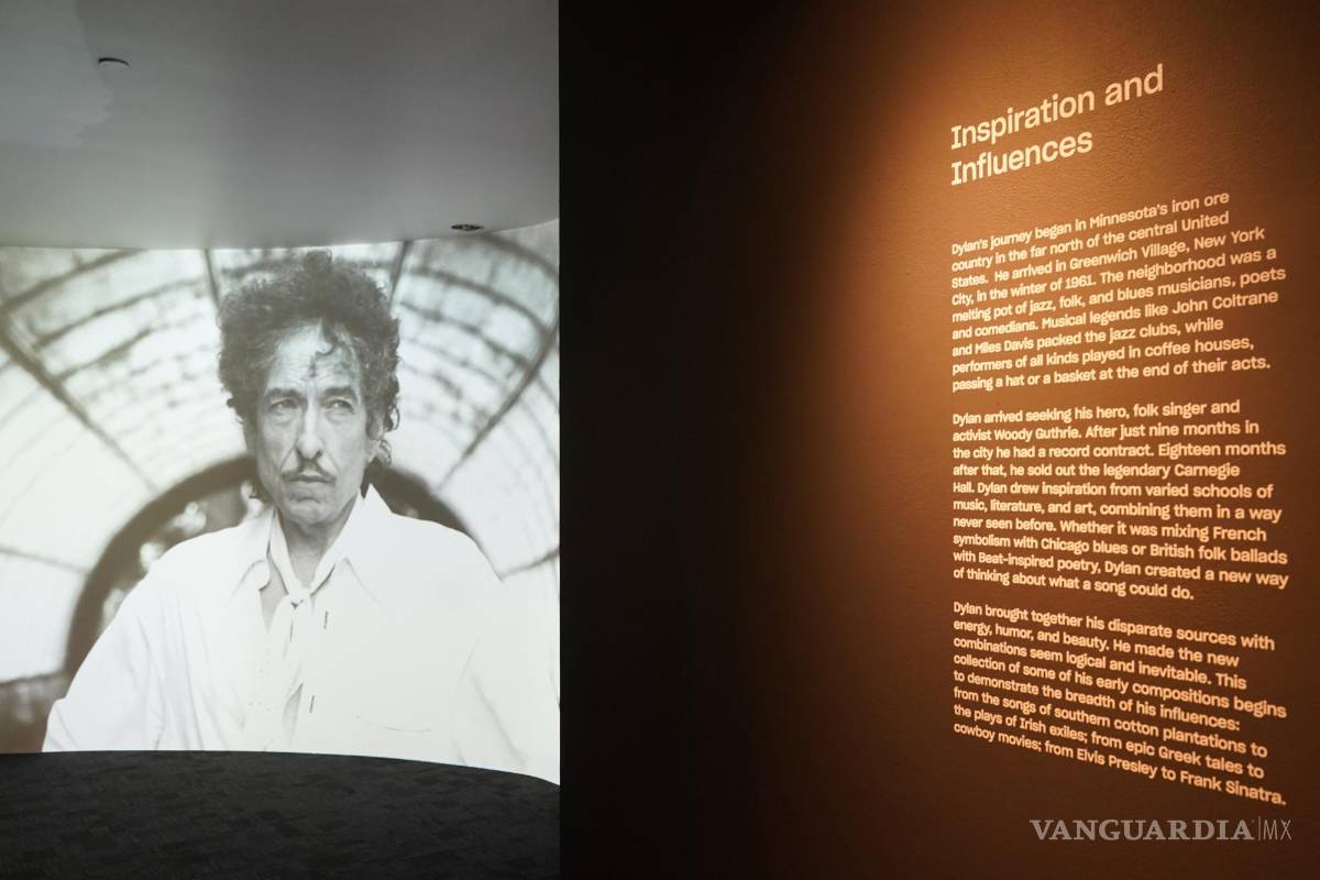 $!Un retrato de Bob Dylan se muestra en una pantalla de video en una exhibición en el Museo de Arte Patricia &amp; Phillip Frost en Miami. AP/Marta Lavandier
