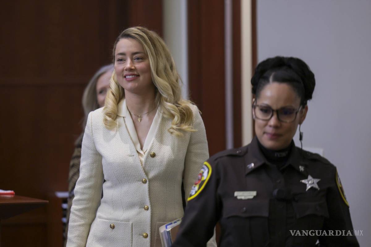 $!La actriz Amber Heard llega sonriente al juicio, en el que fue demandada por difamación por Johnny Depp.