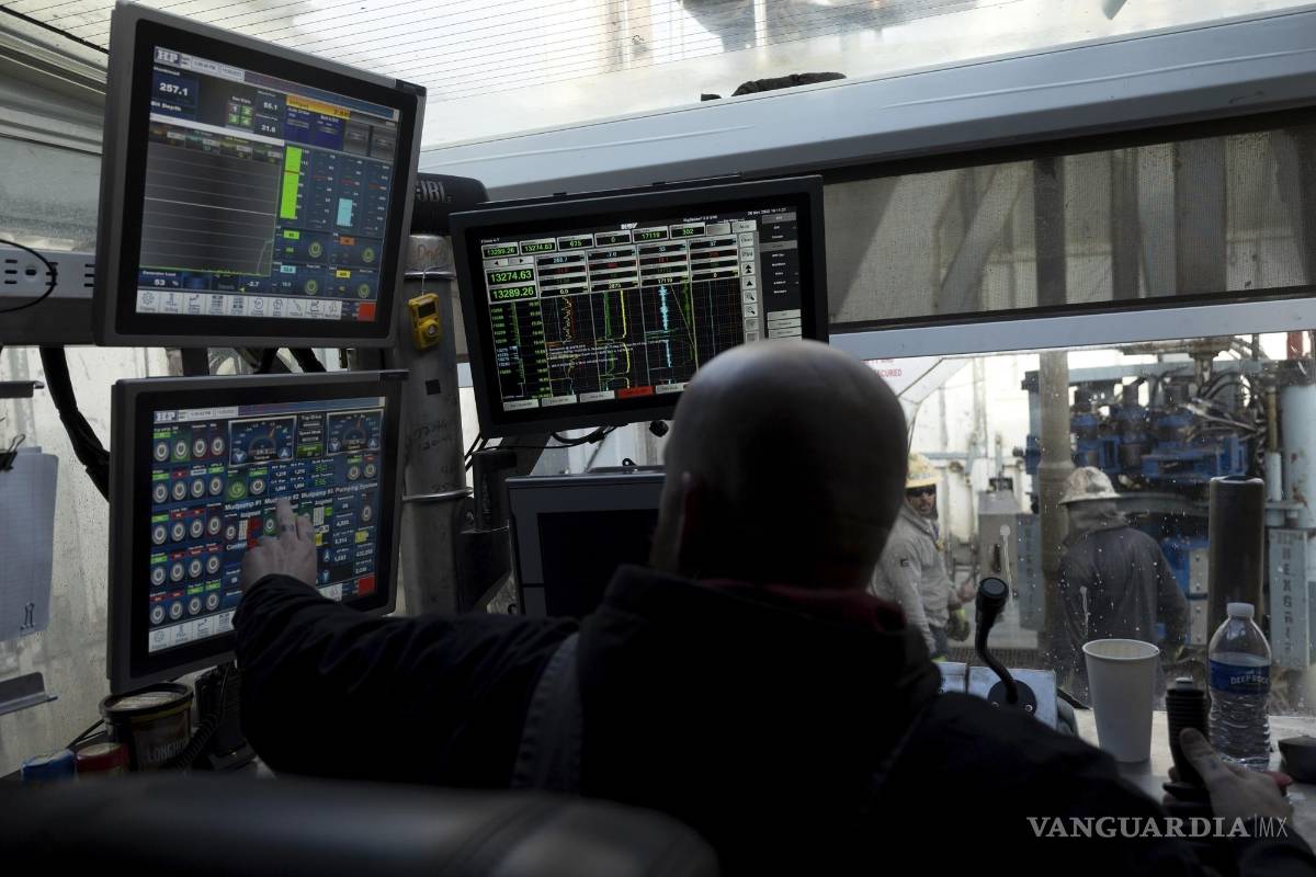 $!Un operador ayuda a operar una plataforma de perforación que llegará bajo tierra para acceder a depósitos de calor cerca de Milford, Utah.