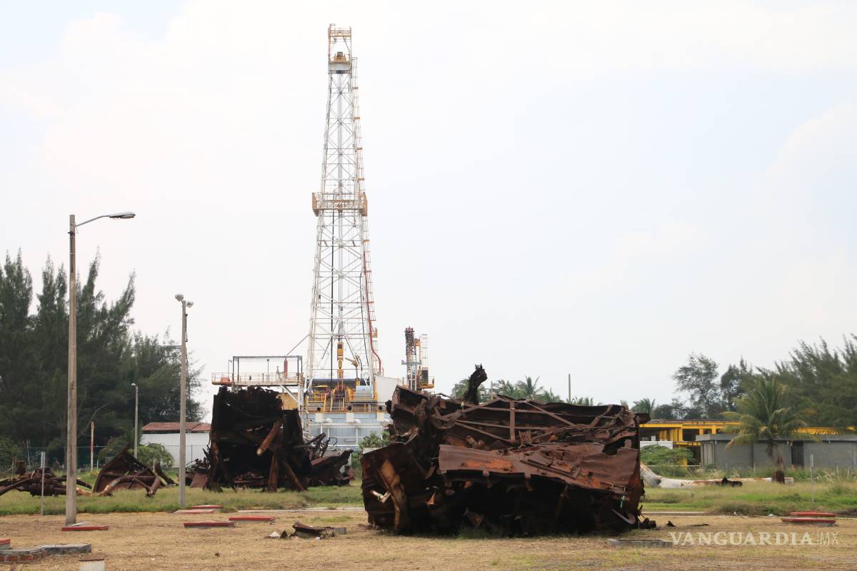 Acusan deforestación por refinería de AMLO; señalan tala ilegal de manglares