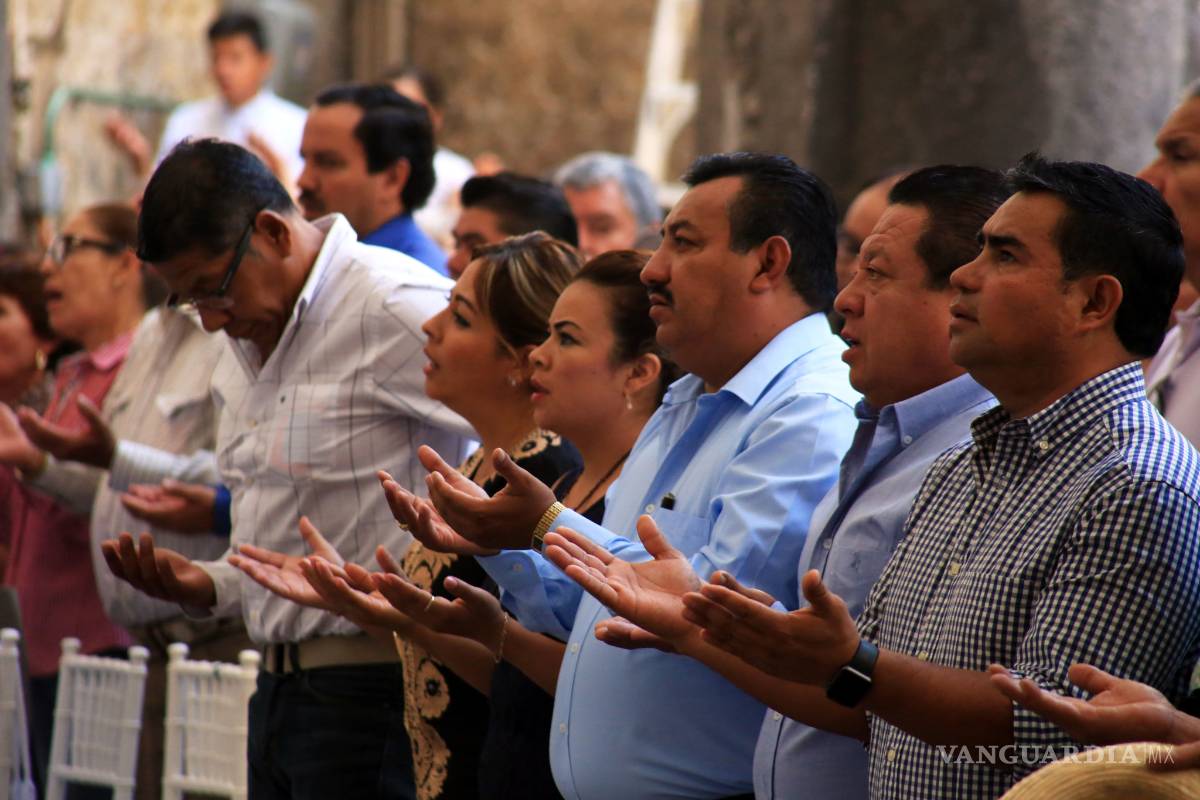 Van diputados a misa y obispo les pide no comprar votos