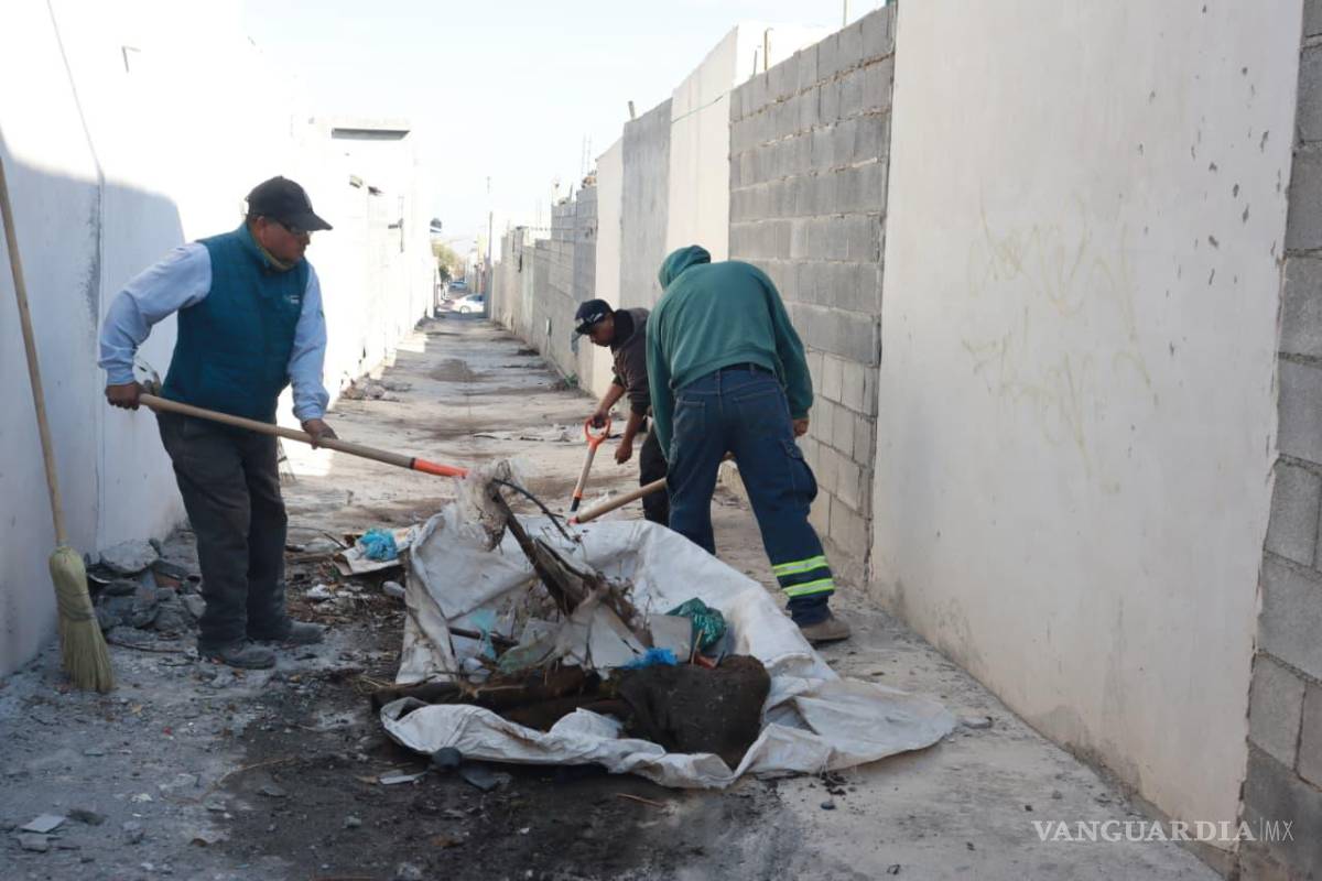 $!El alcalde Javier Díaz pide a vecinos colaboración para mantener espacios públicos limpios.