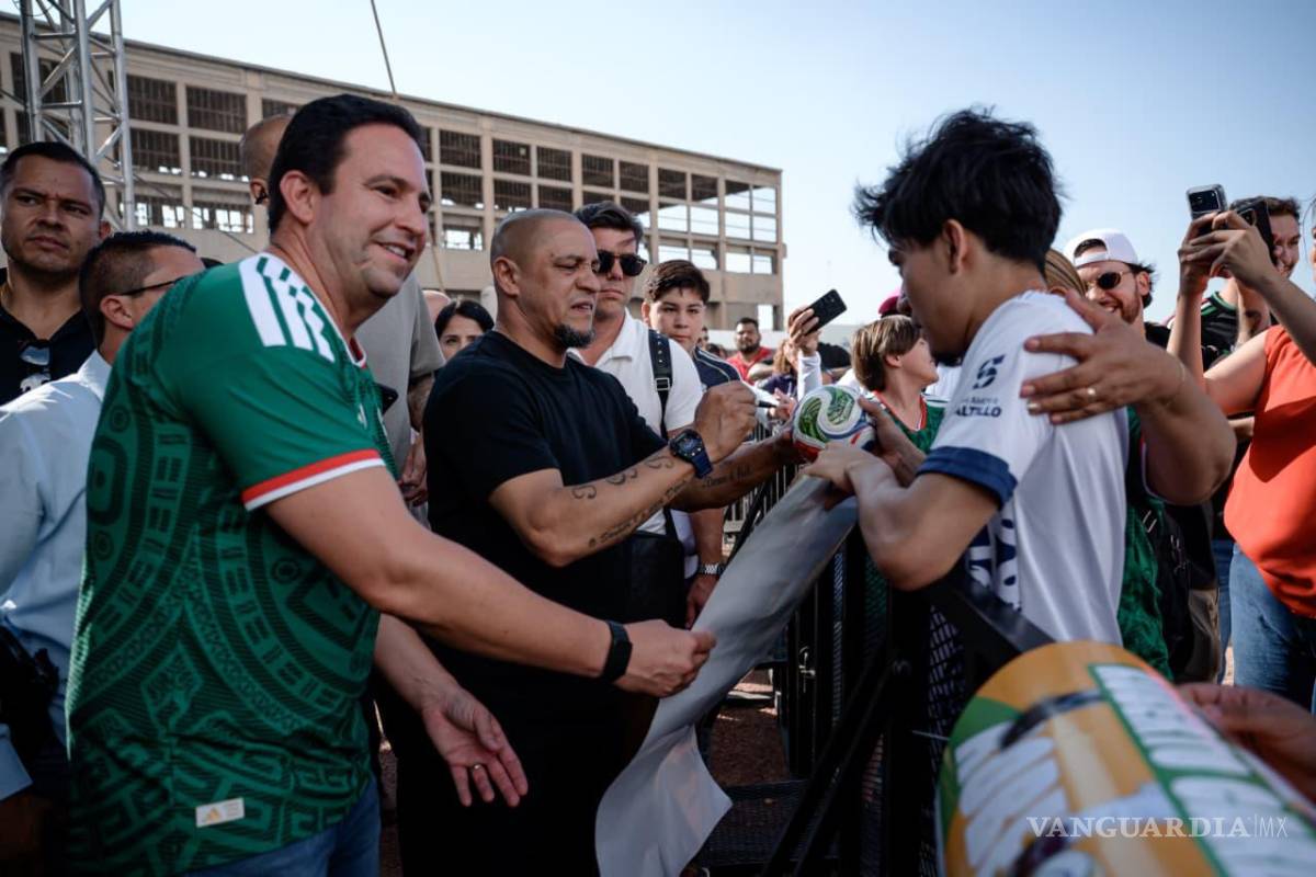 $!Cientos de aficionados se dieron cita para recibir a Roberto Carlos durante el Fut Fest en Saltillo.
