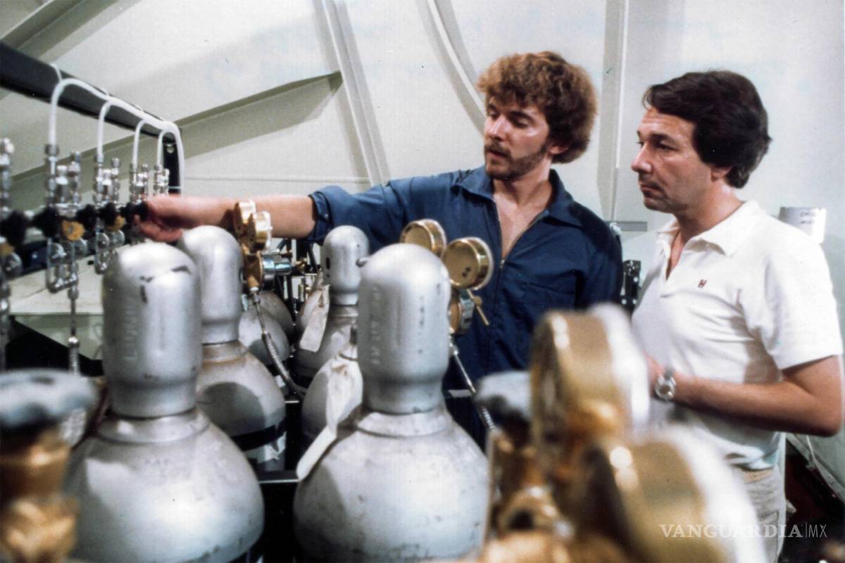 $!Una foto sin fecha muestra a Edward Garvey, a la izquierda, con otro científico, Richard Werthamer, a bordo del Esso Atlantic en 1980. (Richard Werthamer via The New York Times)