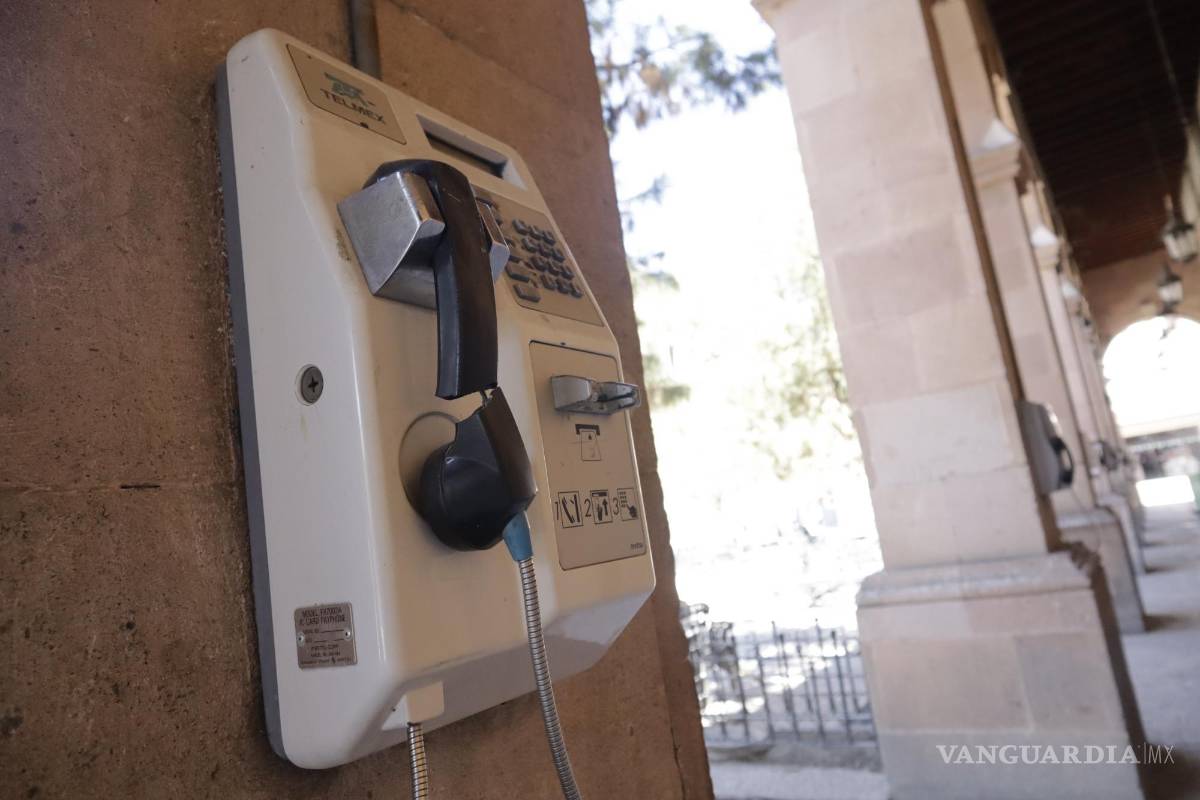 $!A 3 pesos la llama nacional y gratis al 911, estas cabinas vieron de todo.