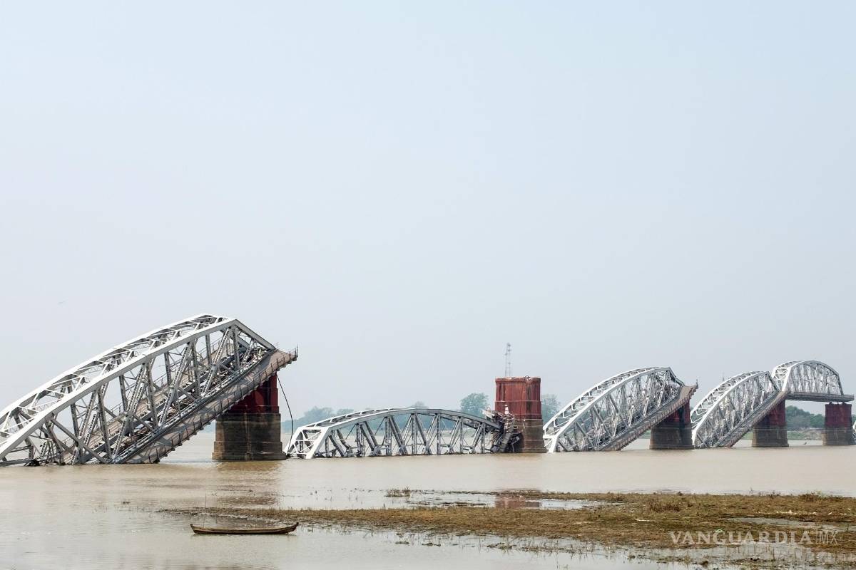 $!FVista del puente Ava derrumbado tras el terremoto de ayer en Mandalay. El sismo dejó un total de 1,002 muertos, 2,376 heridos y 30 desaparecidos.