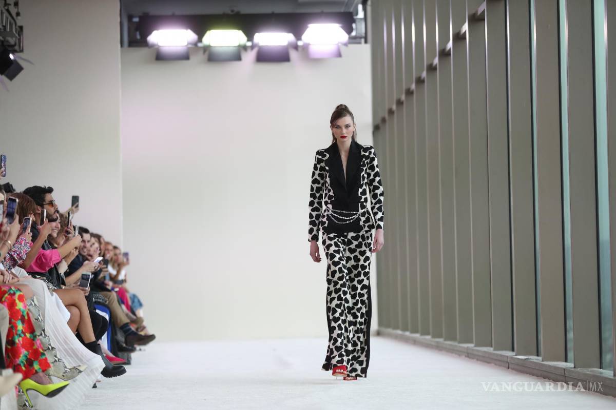 $!Una modelo luce creaciones de la diseñadora mexicana Vero Díaz en el segundo día de actividades del Mercedes-Benz Fashion Week, en Ciudad de México.