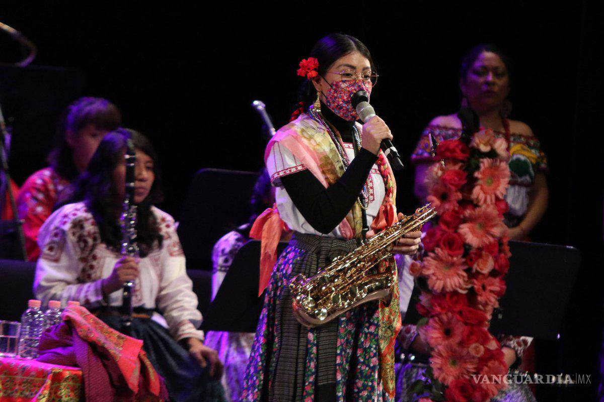 Vuelve saxofonista Malena Ríos a los escenarios, tras más de 2 años de ataque con ácido en Oaxaca