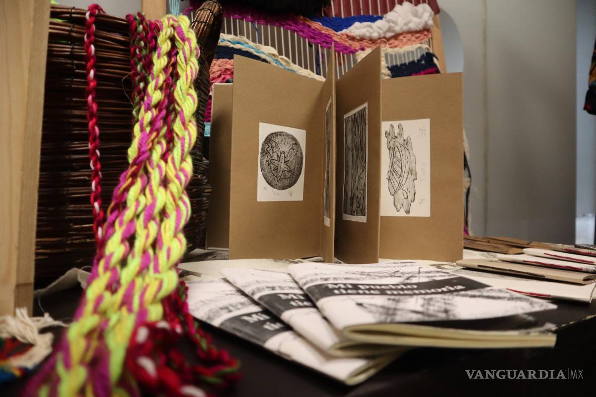 $!El cuaderno tendrá elementos de grabado y textil al final del taller.