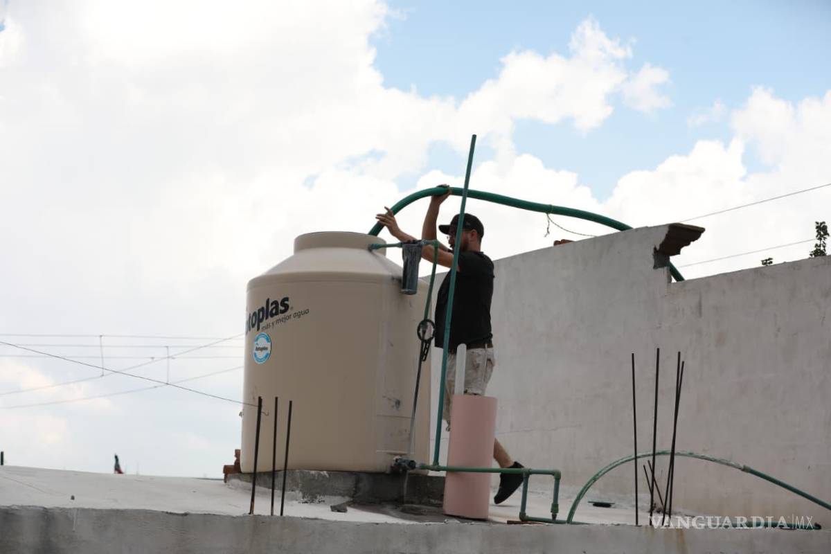 $!Las unidades llevan agua directamente a los sectores donde persisten problemas de abasto mientras, según el Municipio, avanza la recuperación del servicio.