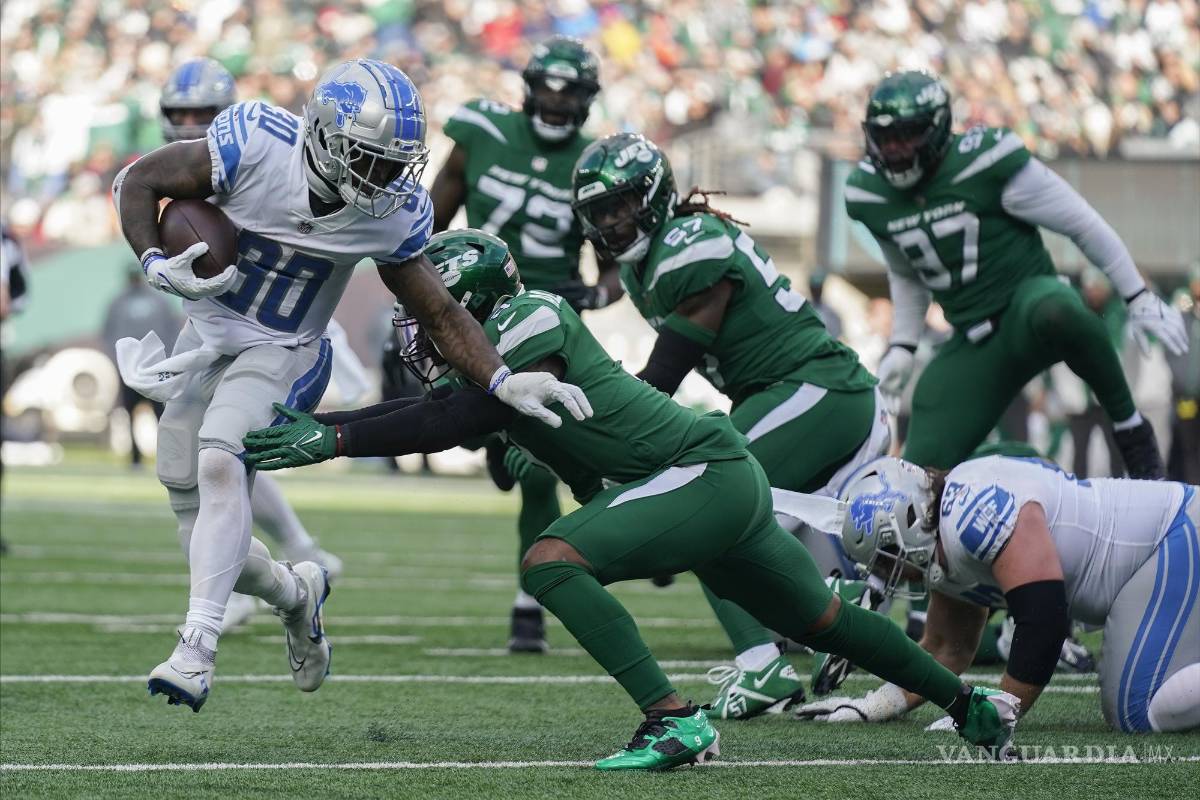 $!El corredor de los Detroit Lions, Jamaal Williams (30), lleva el balón contra los New York Jets durante el segundo cuarto de un partido de fútbol americano de la NFL.