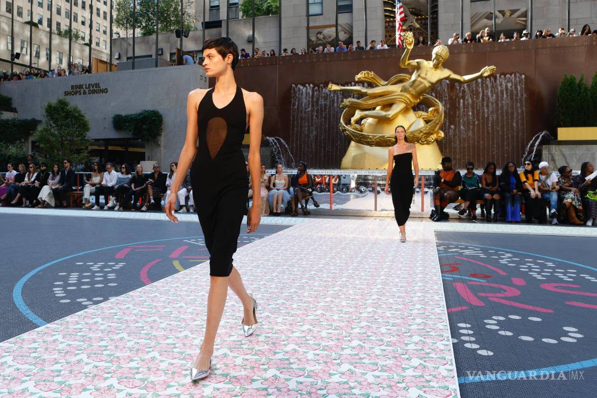 $!Una modelo desfila un diseño de la colección Victor Glemaud Spring 2023 durante la Semana de la Moda de Nueva York.